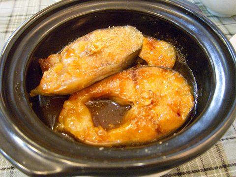 Representative photograph of Ca Kho To. The photo shows bone-in fish steaks; this recipe uses fish pieces.