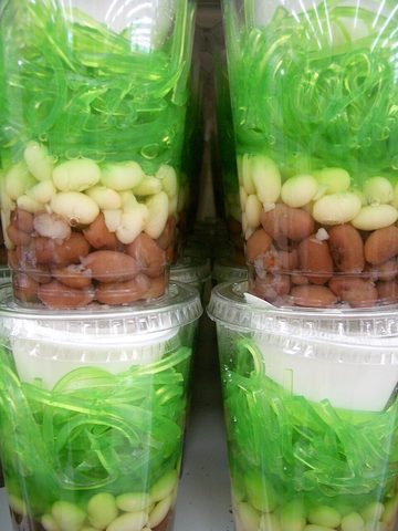 Representative photograph of Che Ba Mau. The photograph shows the dessert layers before the coconut topping is added.